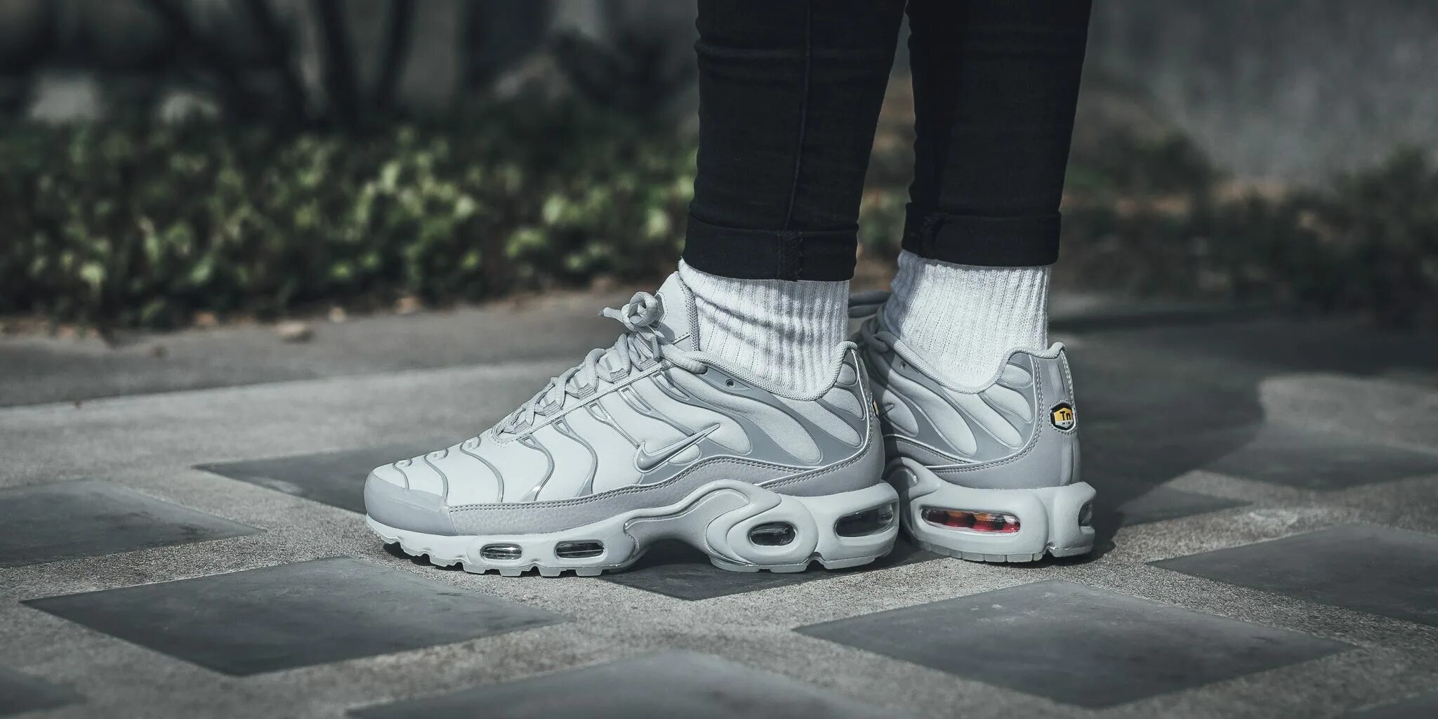 Тн белые. Nike Air Max TN Plus Grey. Nike Air Max TN Plus White. Nike TN Plus Grey. Nike Air Max TN Plus серые.