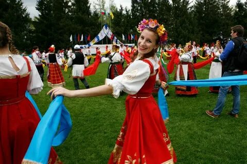 Хоровод в народных костюмах