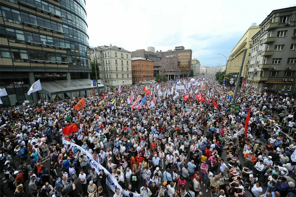 12 июня 2012. Марш миллионов в Москве 2012. Толпа людей на площади. Куча народу на площади. Миллион человек на площади.