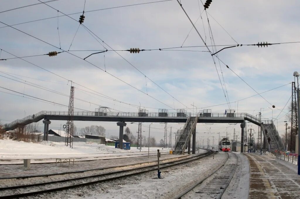 Эд9т 0018. Электричка злобино путепровод. Путепровод сортировочная станция. Станция злобино красноярск. Электропоезд эд9т 0015.
