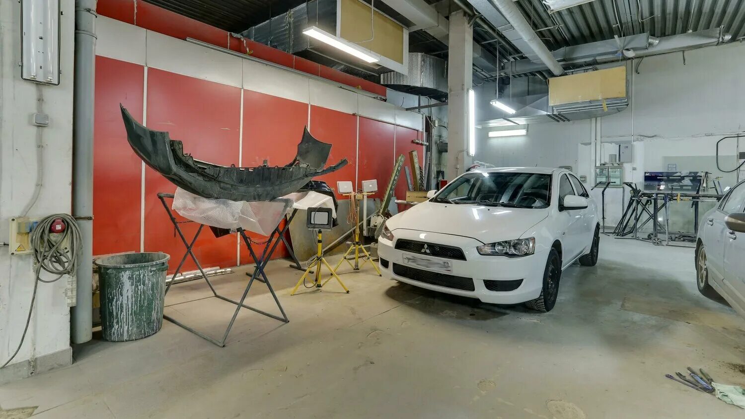 Восстановление старых авто. Автосалон независимость франко 10. Салон кузовного ремонта. Сервис кузовного ремонта. Цех кузовного ремонта.