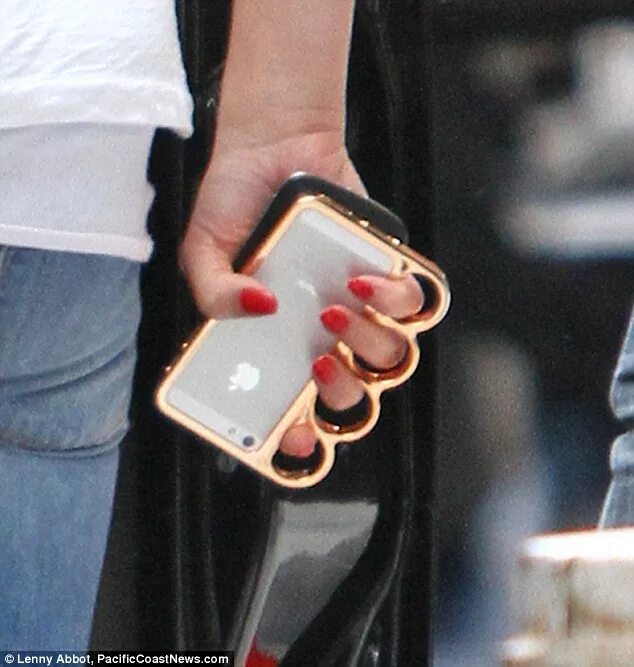 хранилище для карт банка. чехол на айфон с кармашком. чехол для iphone с карманом для карты. можно ли носить карту в чехле телефона. можно ли носить карту в чехле телефона.