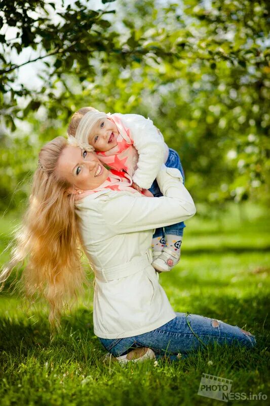 Мама и дочка на улице. Фотосессия с малышом на природе. Фотосессия с малышом на улице летом. Фотосессия мама и малыш на природе. Красивые позы с ребенком для фотосессии.