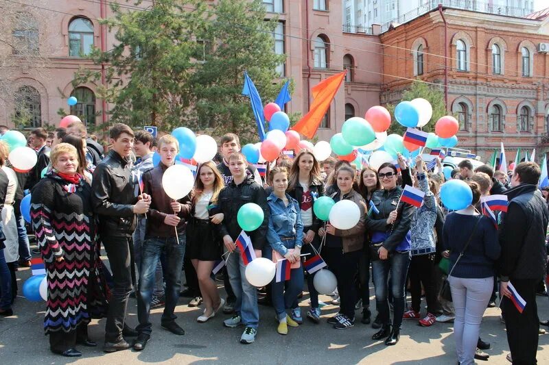 Празднование Первомая в Хабаровске. Жители Хабаровска. ДВГУПС 1 мая. 1 Мая Хабаровск. 1 мая житель