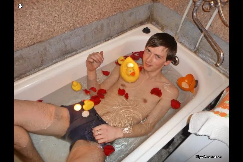 Уточка для ванны. Мужчина в ванне. Мужик купается в ванной. Человек моется в ванне. Мужик купается в ванной.
