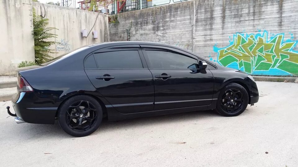 Honda civic 8 на дисках. Хонда цивик 4д черная на дисках. Черный цивик r18. Tomason tn4 18. Honda civic 4d черный.