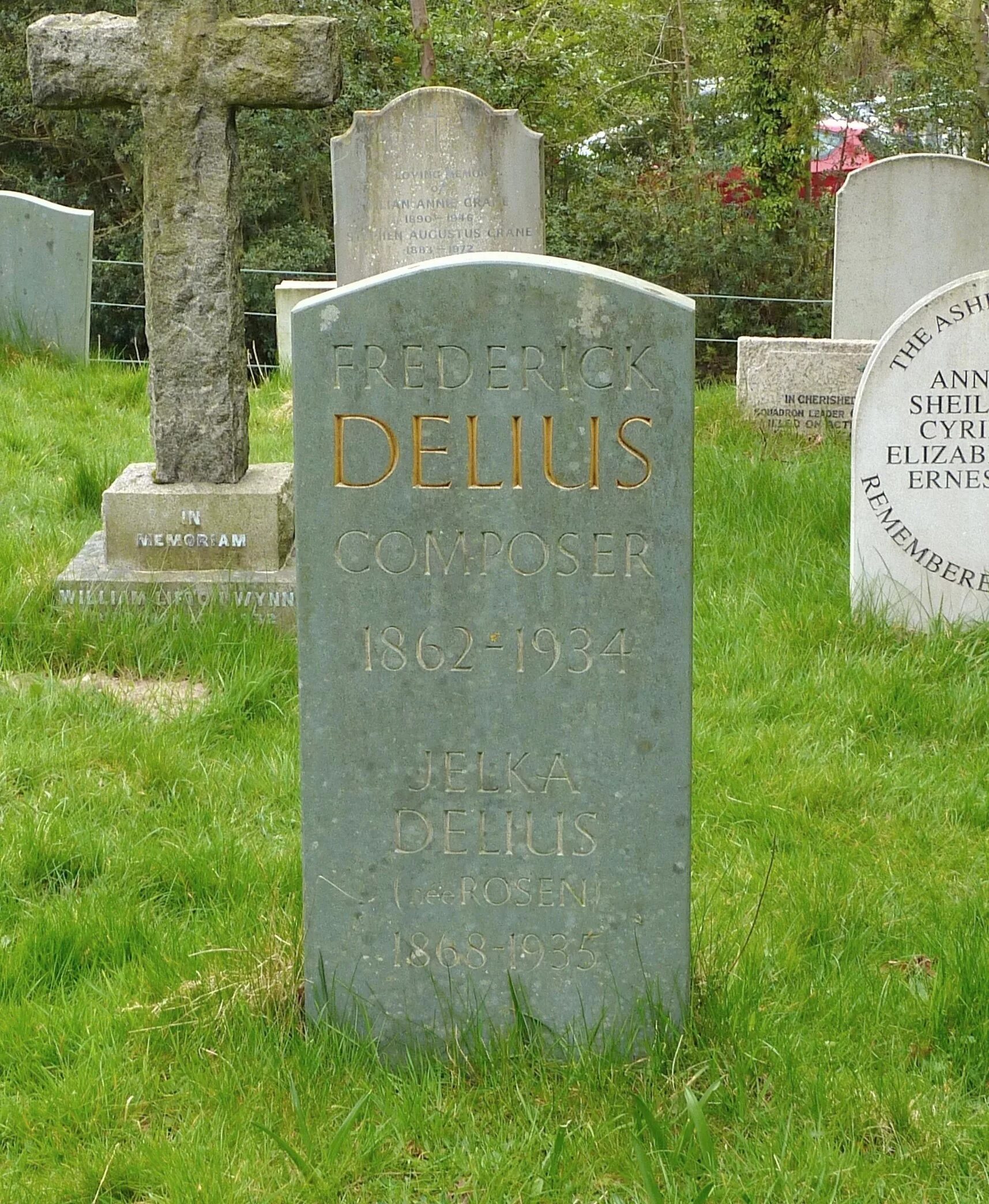 Похоронен на английском. Фредерик Делиус. Могила на английском. Английские захоронения. Могилы в Англии.