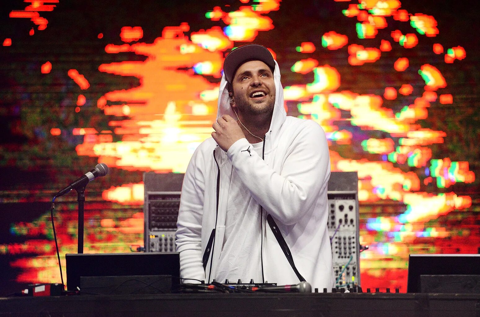Pretty lights. Дерек винсент смит. jfi pretty lights. lights song. дж джаз и дж лайт.