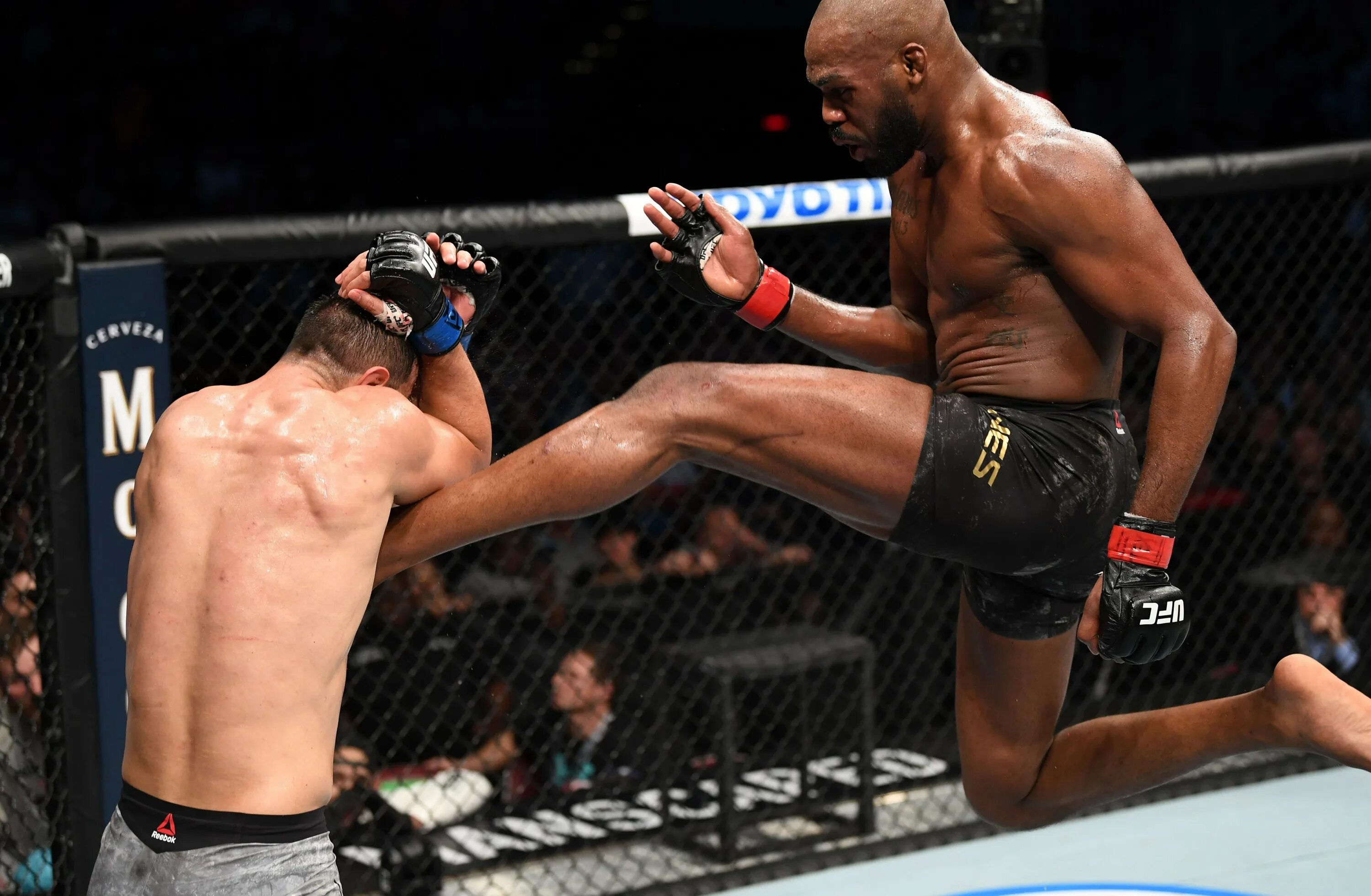 Прямой трансляция бой без правил сегодня. Джон джонс юфс. jon jones lyoto machida. dominick reyes jon jones. бой джонсон юфс.