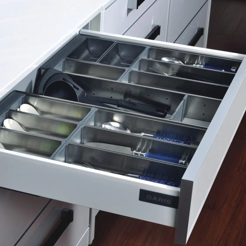 Hettich orgatray 590 для atira innotech. Скрытый ящик для столовых приборов hettich. Лоток для столовых приборов. Выдвижной ящик для приборов. Ящик под приборы.