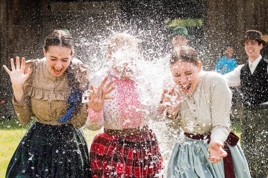 Облили водой. Женщин обливают водой. Закаливание. Девушка и струя воды. Женщин обливают водой.