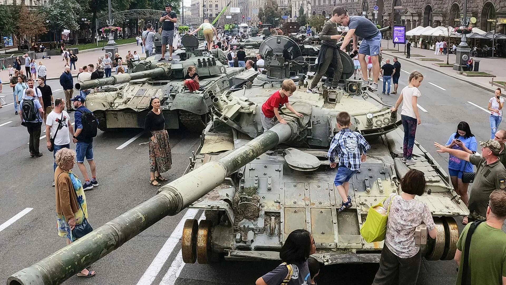 Украинцы воюют против украинцев. Парад на Крещатике 2022. Военная техника на Крещатике в Киеве. Российские танки на Крещатике.