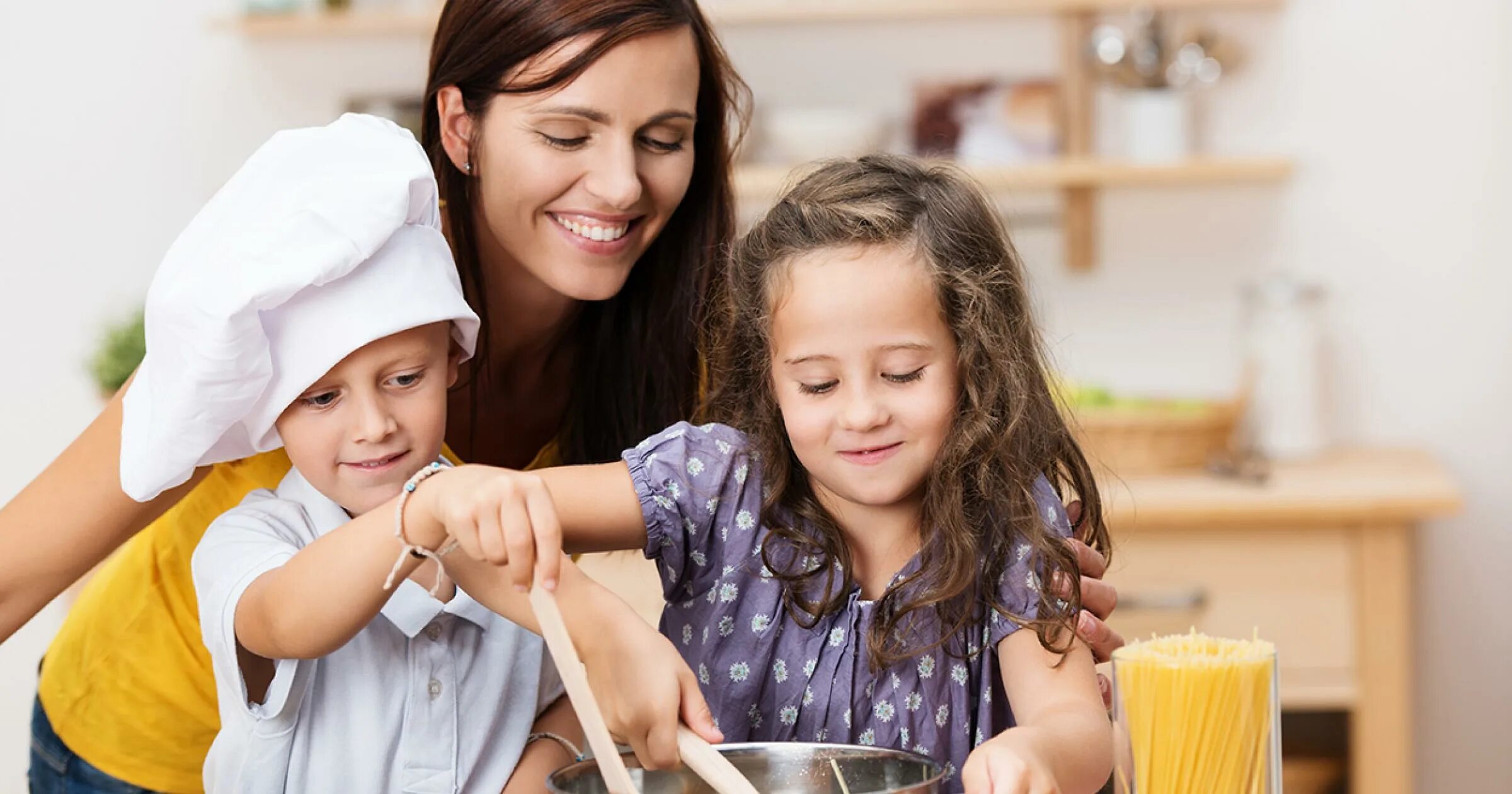 Кухня для детей. Ребенок с родителями на кухне. Семья готовит. Готовка с детьми.