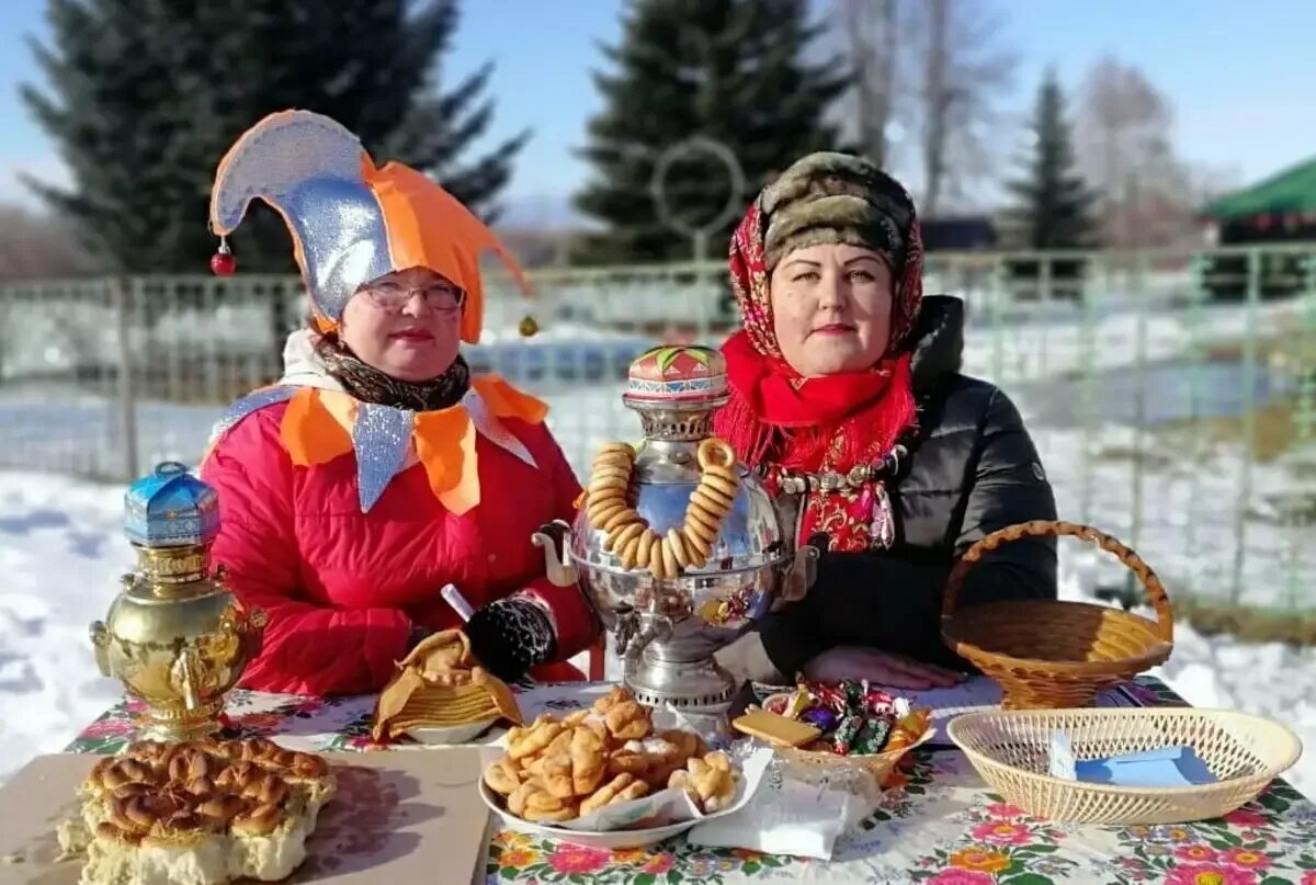 Масленица тещины блины в какой день недели. Масленица Тещины вечерки. Пятница тёщины вечёрки. Пятница Тещины вечерки Масленицы. Масленица тёщины вечёрки.