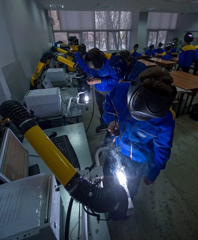 Колледж сварщиков уфа. Команда сварщиков. Сварщик обучение после 9 класса. Сварщики училище. Сварщик обучение после 9 класса.