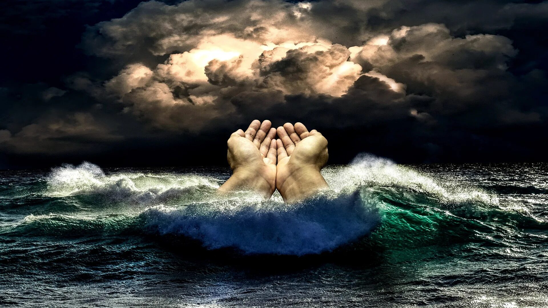 Утопающий человек. Тонущий человек. Спасем океан. Человека уносит течением. Спасем океан.