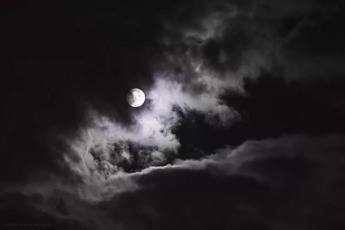 Черное черное небо разбор. Мрачное ночное небо. мрачное небо с луной. ночные облака. темное небо с луной.