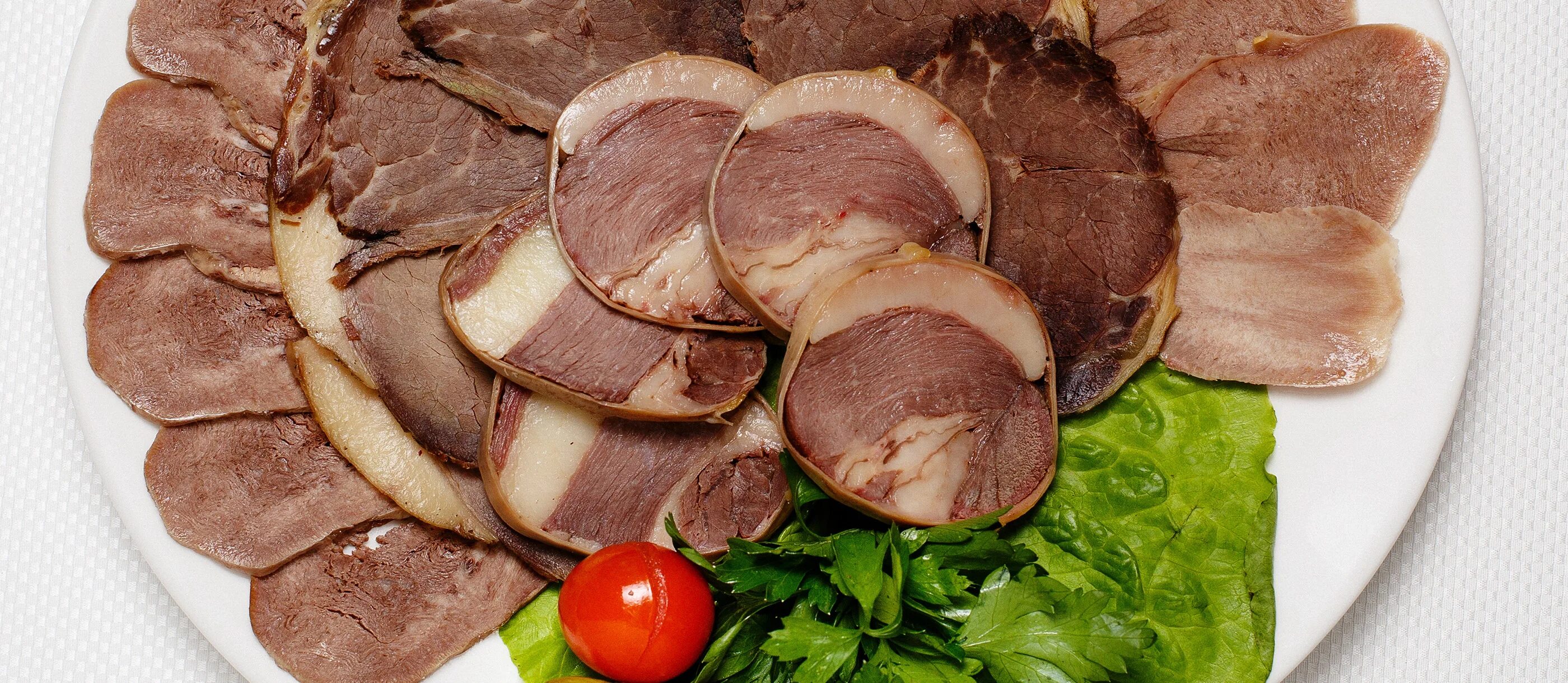 Как приготовить казы из конины. Чучук конская колбаса. мясо конины, чучук ассорти. казахская колбаса из конины казы. казахский шужук из конины.