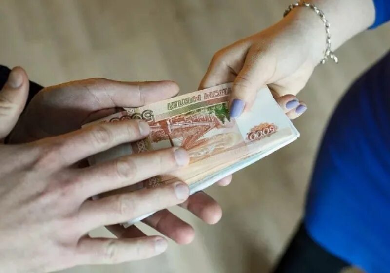 Выплатить денежное вознаграждение. Конверт для денег зарплата. зарплата в конверте. деньги зарплата. денежное вознаграждение.