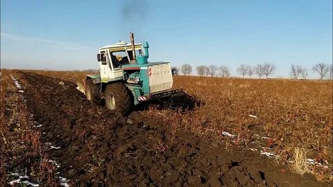 Пахота плугом на тракторе