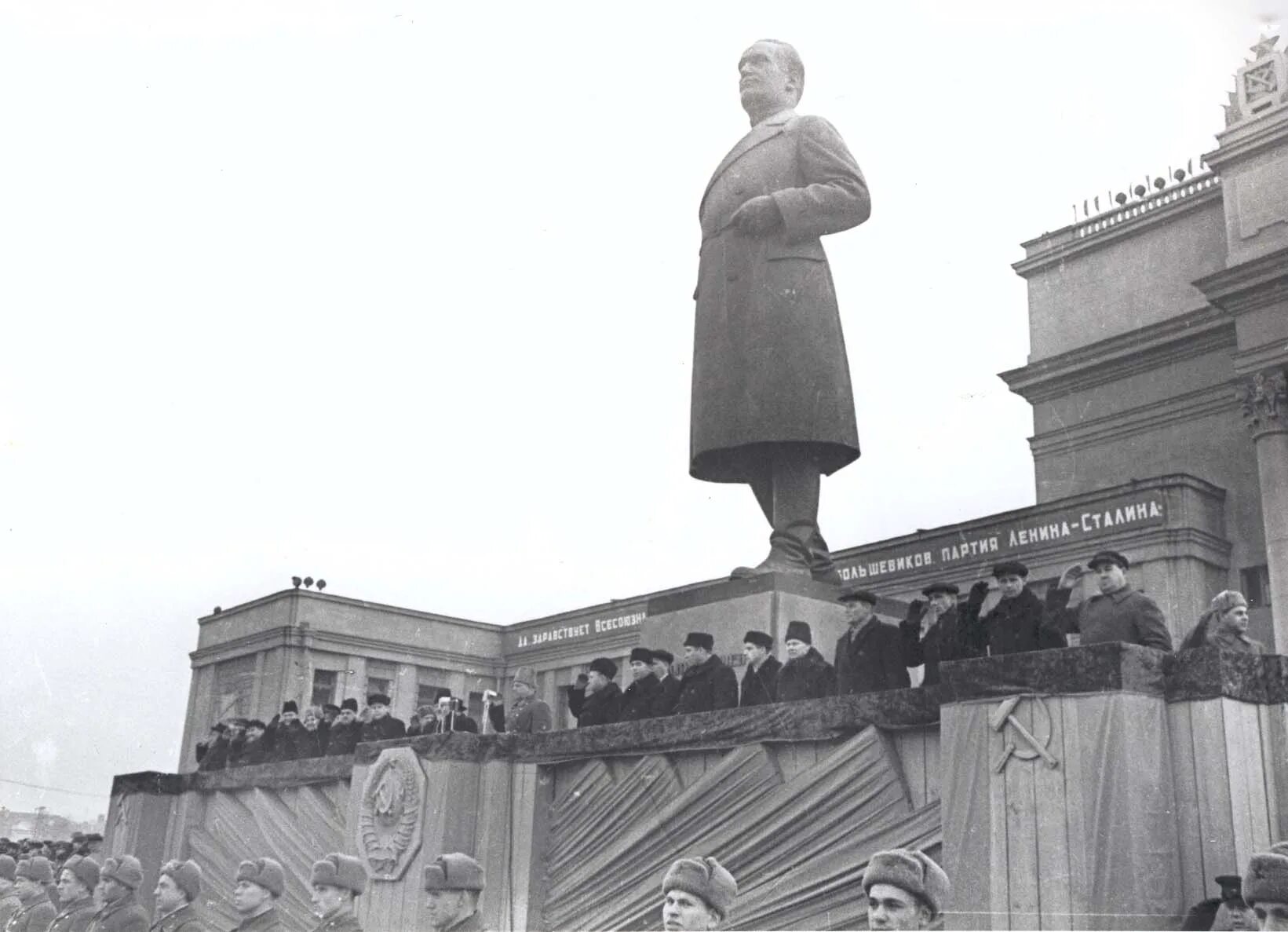 Парад 7 ноября 1941 в Куйбышеве. Куйбышев площадь Куйбышева в 1941. Куйбышев запасная столица парад 7 ноября. Парад на площади Куйбышева в Самаре 7 ноября 1941.