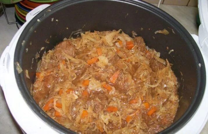 Капуста тушеная в мультиварке вкусно рецепты. Тушёная капуста в мультиварке. тушеная капуста с говядиной. капуста с мясом в мультиварке. тушение капусты в мультиварке.