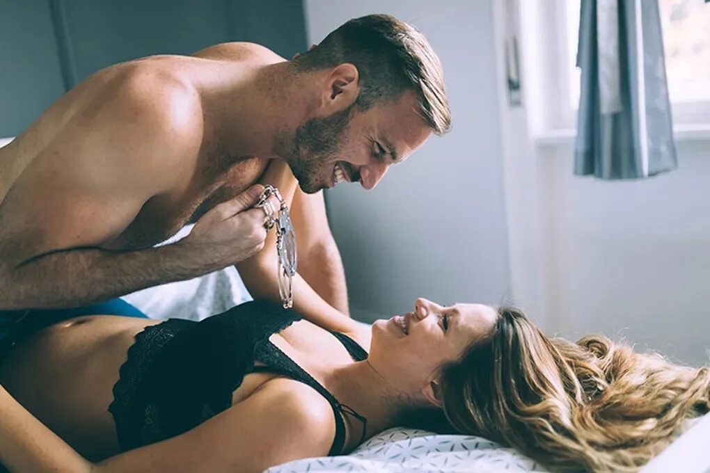 постельные ласки. девушка сверху на мужчине. красивые позы в постели. приятное для мужчины в кровати. мужчина и женщина в постели.