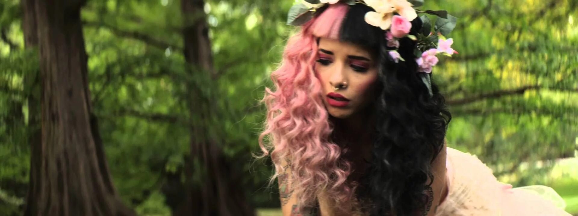 Training wheels melanie. Мелани Мартинес Training Wheels. Мелани клипы Мелани Мартинес. Melanie Martinez Training Wheels. Мелани Мартинес 2021 причёска в клипе.
