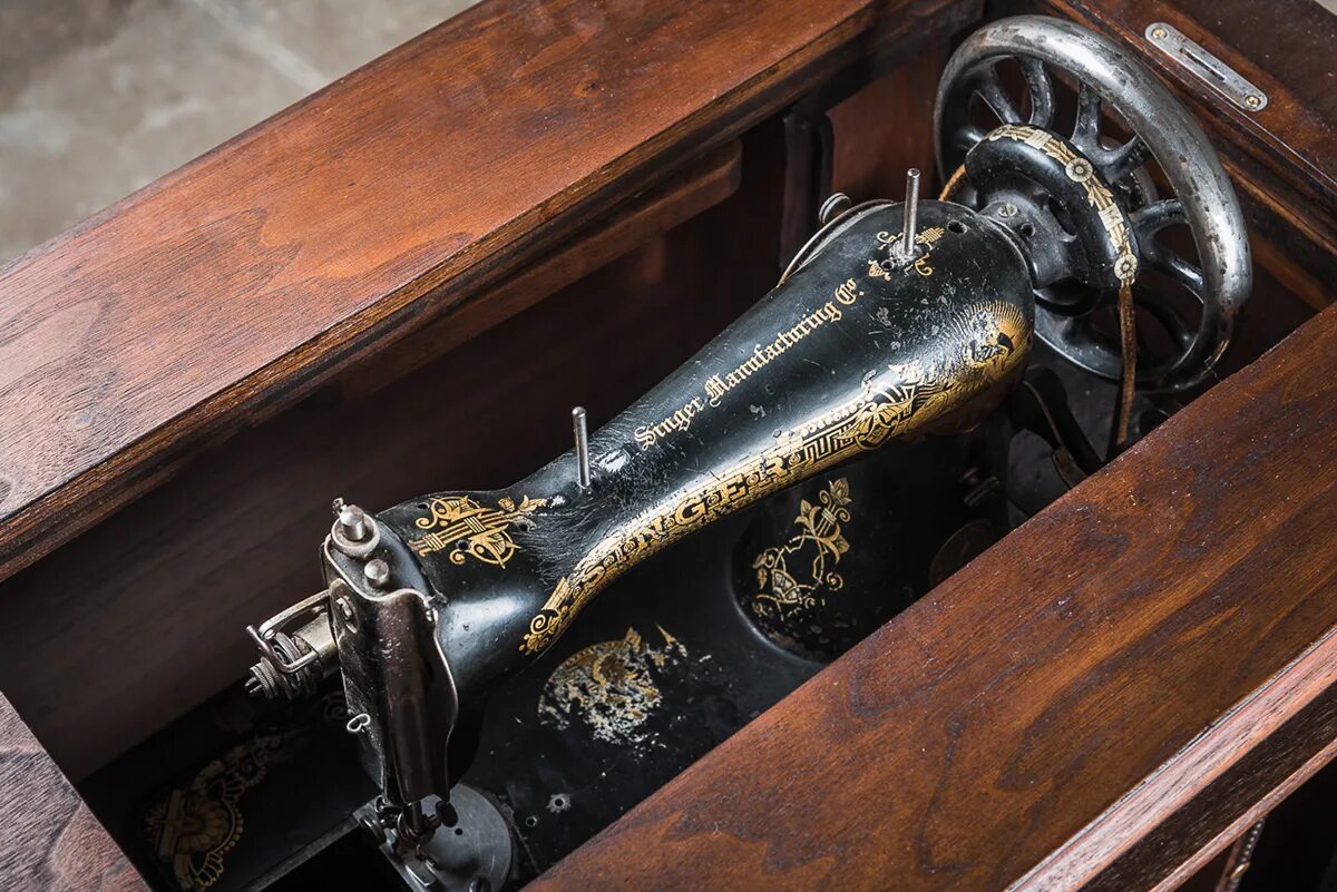 Швейная машинка 18. Швейная машинка Зингер 19 века. Швейная машинка Зингер 19 век. Швейная машинка Зингер 1851. Швейная машинка Зингер 18-19 века.