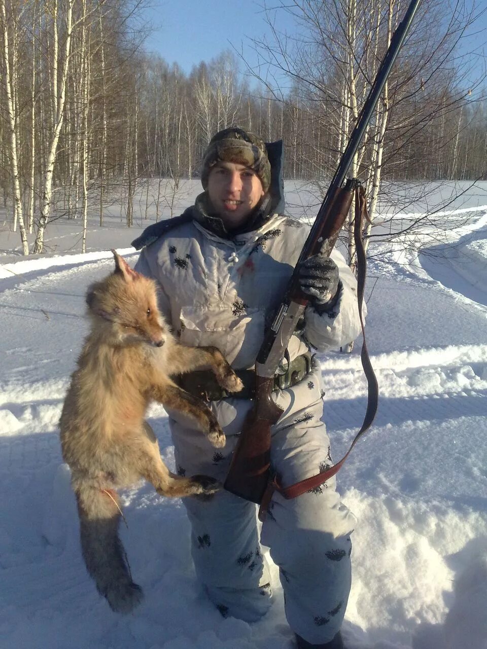 Охотник с ружьем. Фон для охотника. Охота на охотника. За мужчиной охотятся 5 охотников. Охотничье ружье на охоте.