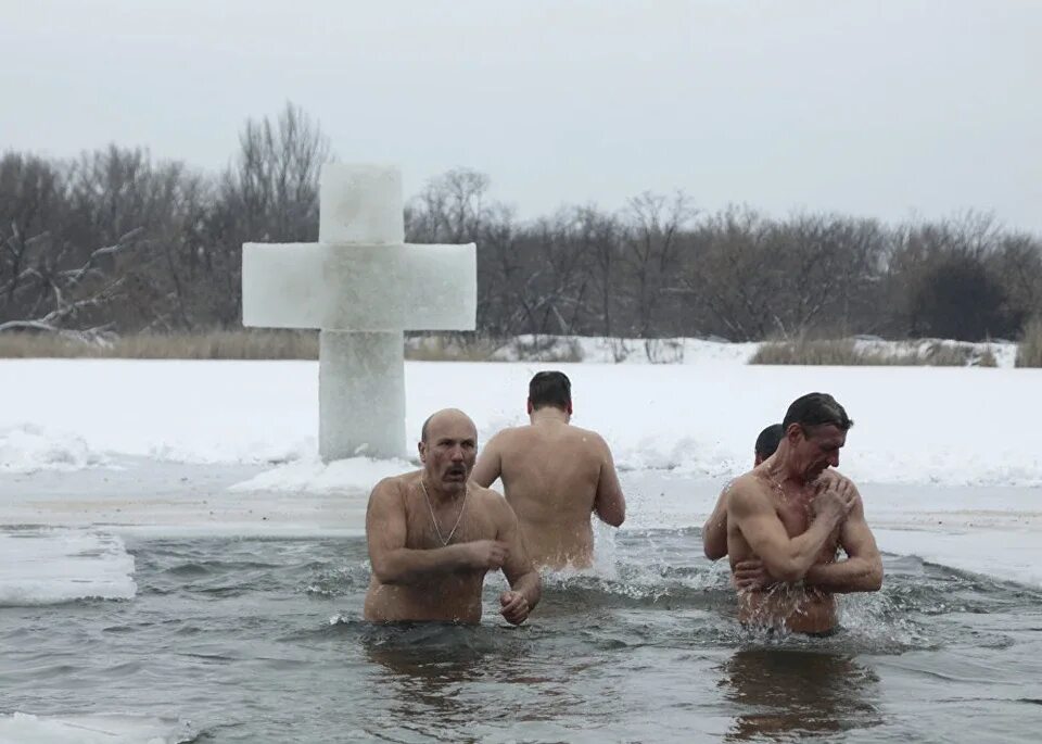 Крещение дата. Крещение Руси прорубь. Купание в проруби на крещение на Руси. Крещенские купания в деревне. Купание в проруби на крещение 2021.