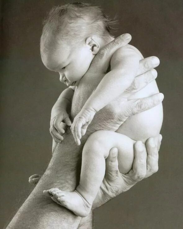Вырос без матери. Младенец на руках. Младенец в мужских руках. Новорожденный на руках.