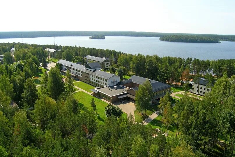 Центре детско юношеского творчества зеркальный. Лагерь зеркальный ленинградская область вожатые. Загородный центр детско-юношеского творчества «зеркальный». Детский лагерь зеркальный ленинградская. Детский лагерь алые паруса уфа.