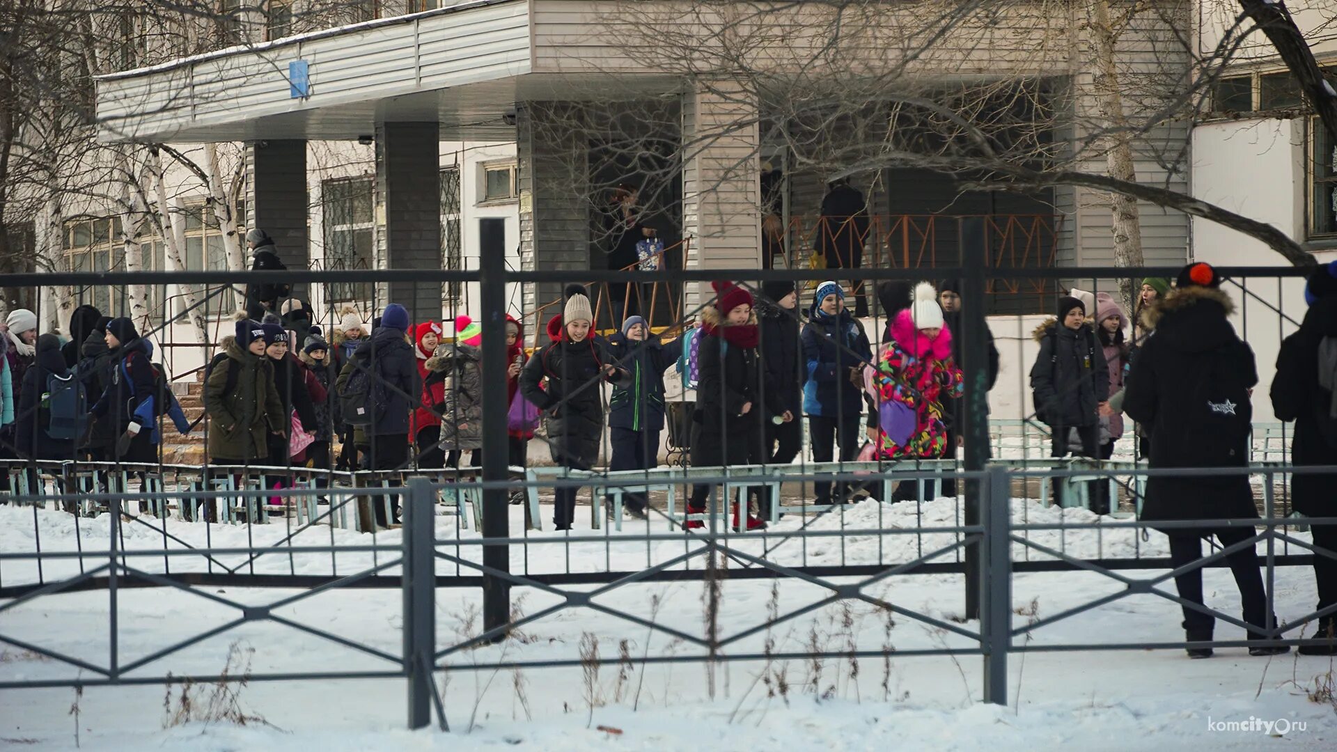 Эвакуация школ в москве. Эвакуация в школе. Эвакуация фото. Эвакуировали школу сегодня. 21 школа энгельс.