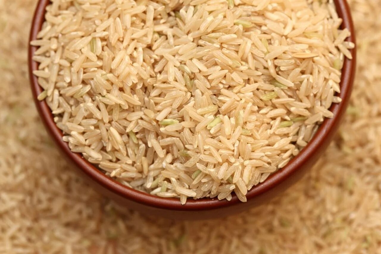 Brown rise. Brown Rice. Бурый рис. Коричневый рис. Неочищенный рис.