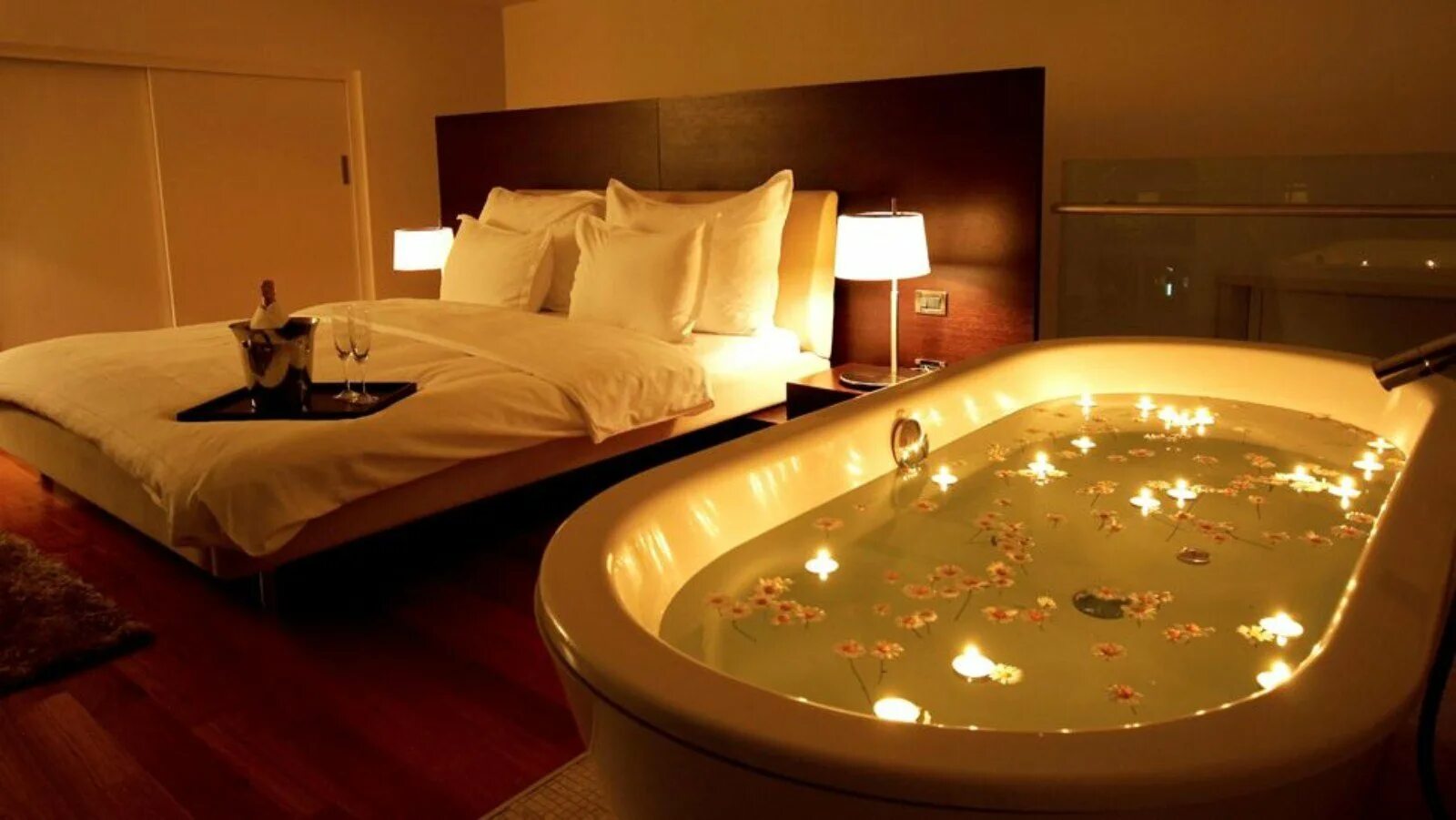 Можно ли заниматься интимной жизнью при свечах. Джакузи в спальне. Комната с джакузи. Огромная кровать. Романтичная обстановка в комнате.