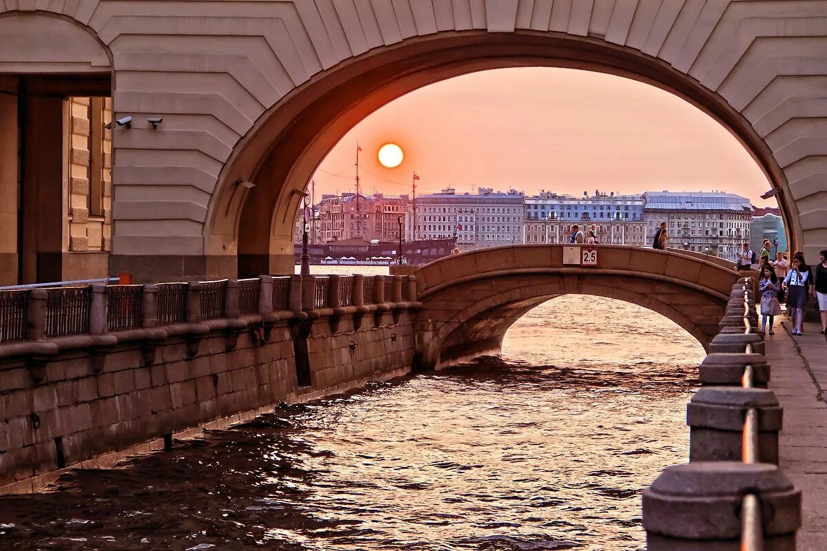 Каменный мост где. Зимняя канавка в Санкт-Петербурге. Лебяжья канавка в Санкт-Петербурге. Набережная зимней канавки Санкт-Петербург. Эрмитажный мост зимняя канавка.