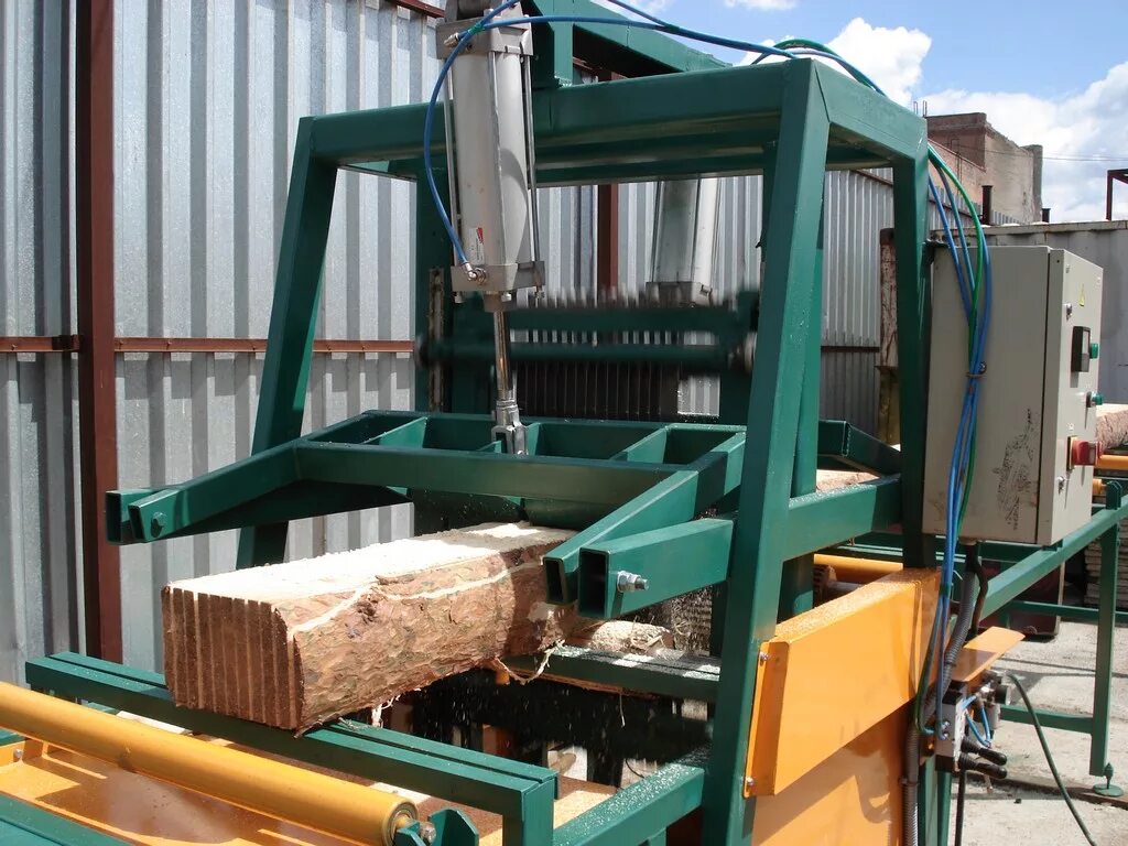 доска брус. пилорама 2022. рамный многопил кедр. брус лесопилка. пилорама цех.