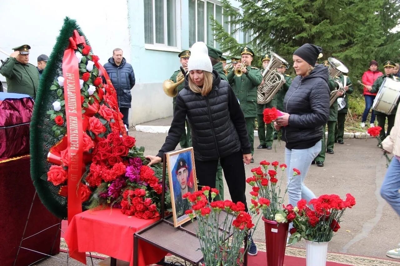 Похороны погибших на украине российских. Могилы солдат погибших в России 2022. Российские захоронения погибших на сво. Простились с погибшим в ходе спецоперации.