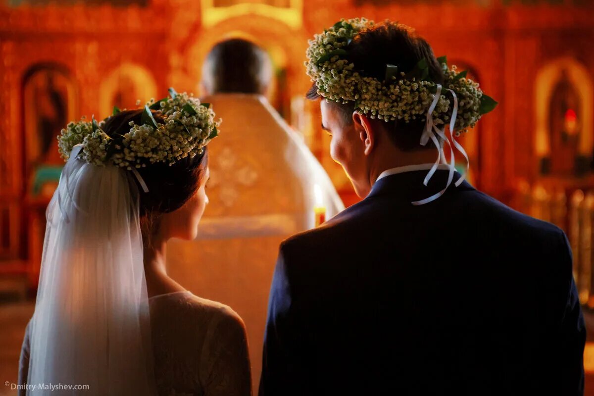 пара за руку свадьба. мужской костюм для венчания в церкви. венчание брака в церкви. венчание в православной церкви свидетели. церемония венчания в церкви.