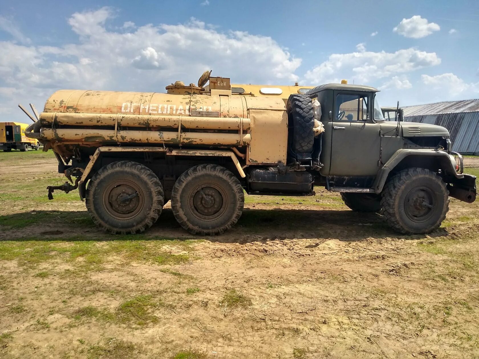 Зил водовоз. ЗИЛ 131 водовоз. ЗИЛ 130 водовозка. ЗИЛ 130 водовоз. ЗИЛ 131 цистерна водовоз.