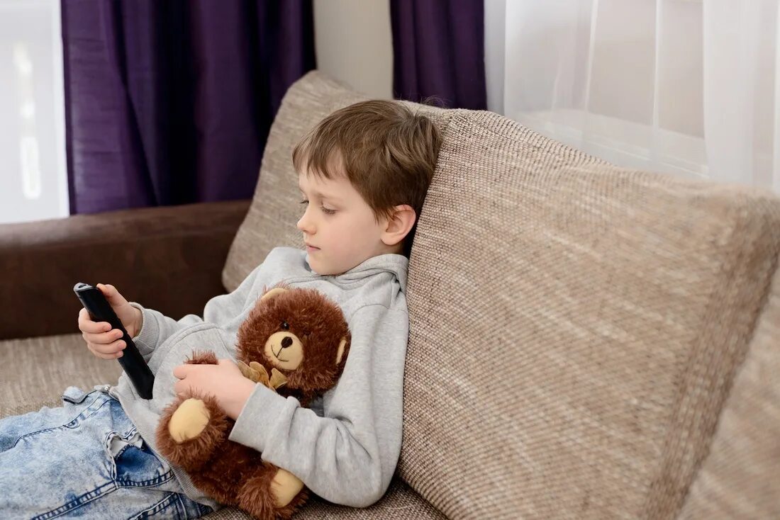 Сижу с ребенком зарабатываю. Женщина с ребенком за компьютером. Мама с ребенком за компьютером. Женщина в декрете. Сижу с ребенком зарабатываю.