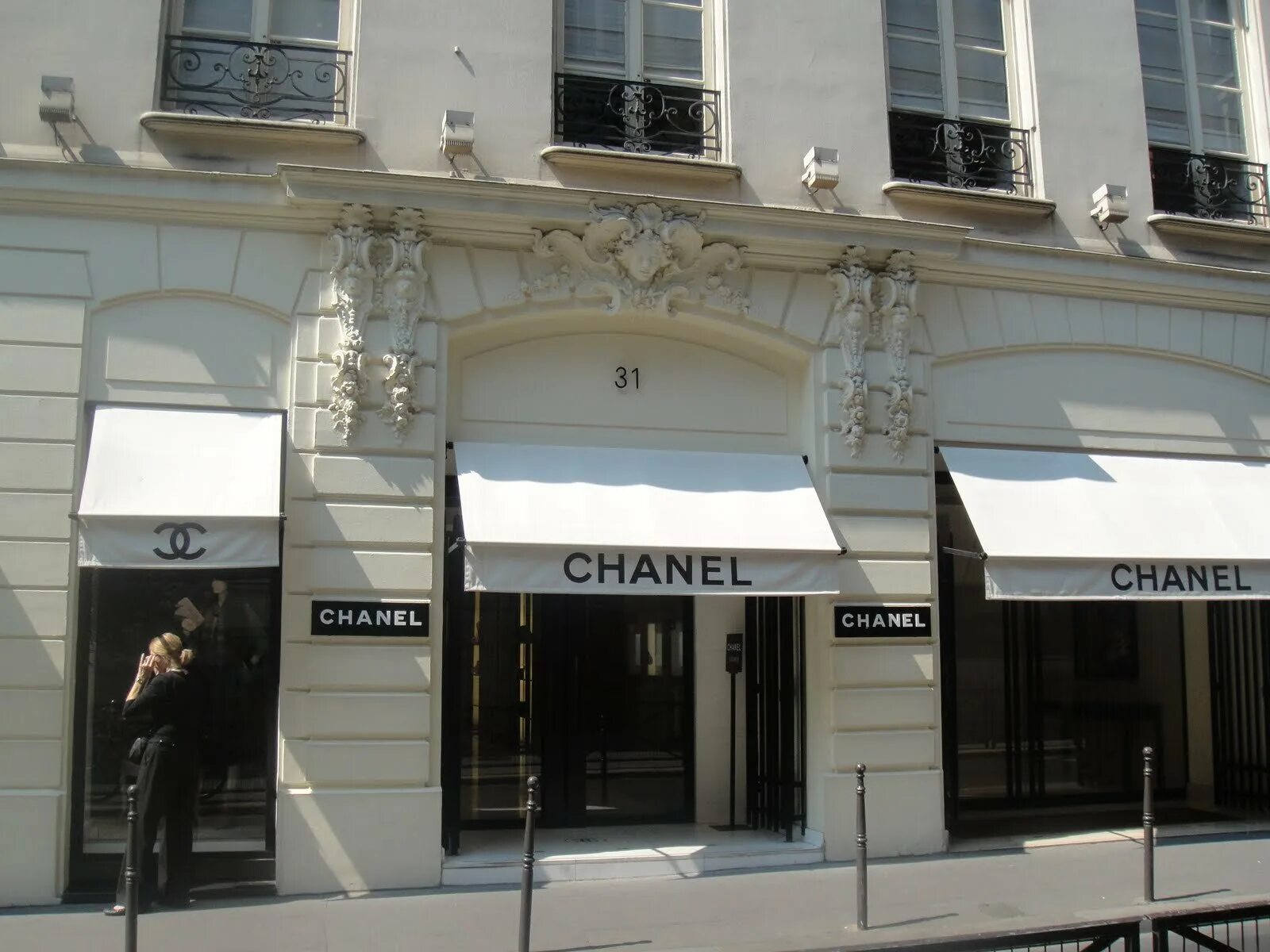 Бутик шанель в москве. Интерьер бутика шанель. Бутик chanel в москве. Шанель гум. Шанель петровка 7.