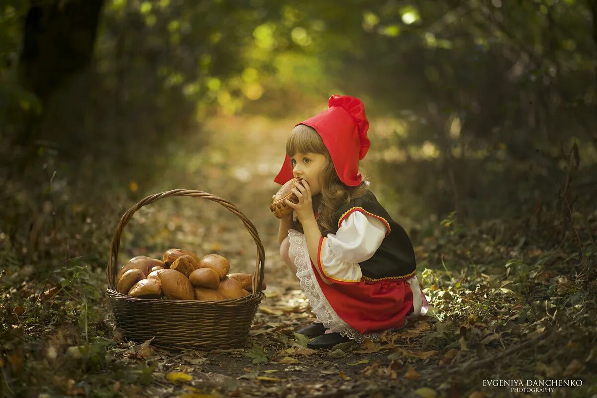 корзинка с пирожками. корзина с пирожками красной шапочки. корзинка красной шапочки. девушка с лукошком в лесу. корзина с пирожками красной шапочки.