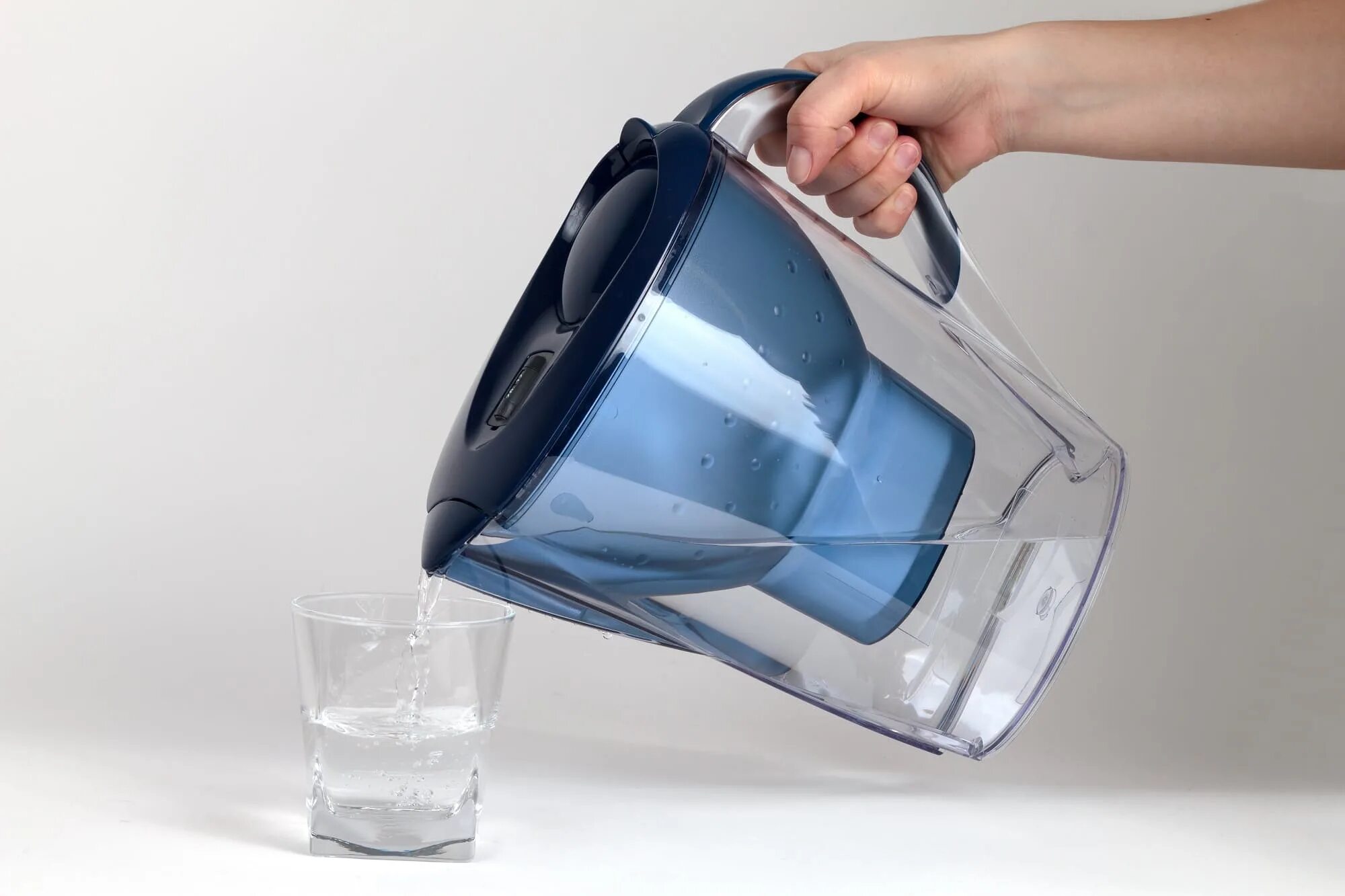 Фильтрование жидкостей. Фильтрование воды. Очищение воды. Вода через фильтр. Фильтрация воды в домашних условиях.