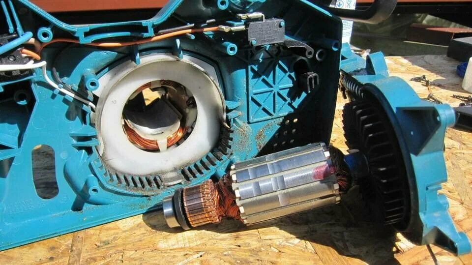 разборка электропилы. смазка редуктора электрической пилы парма. платформа редуктора цепной электропилы rebir. разборка электропилы. Vitals master ekz 2440.