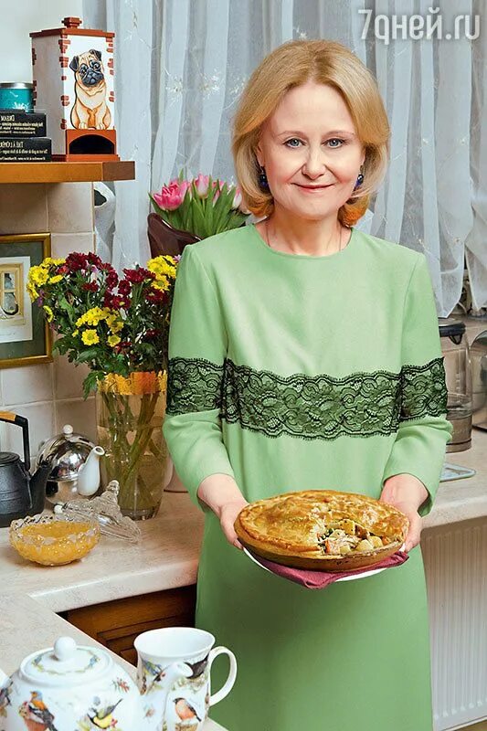 Донцова пирог от сапожника. Кухня дарьи донцовой. сестра дарьи донцовой изольда. дарья донцова родители. дарья донцова 2025.