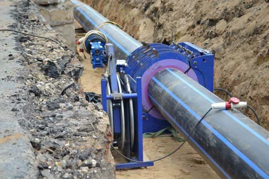Электромуфтовая сварка пнд 110. Монтаж пэ трубопроводов. Укладка змейкой полиэтиленовых труб. Укладка пэ труб. Электромуфтовая сварка пнд 110.