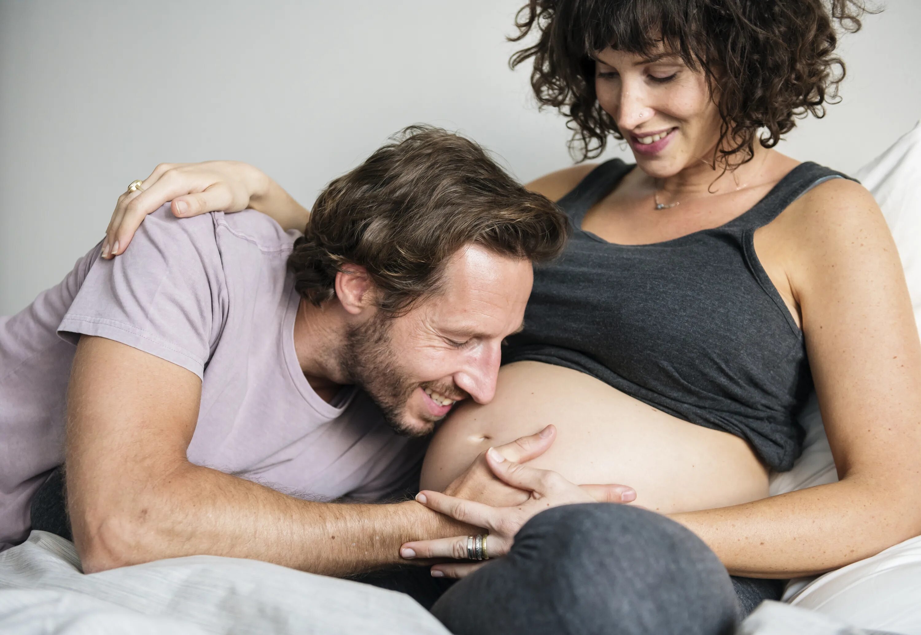 Фото семьи. Daughter father pregnant. Pragnant fimail in gray dress. Фотосессия беременных на природе. Фотосессия беременной со старшим ребенком.