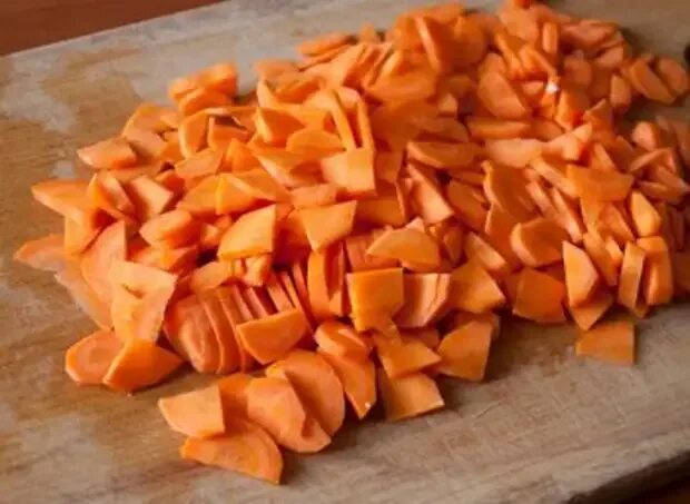 Морковь нарезанная ломтиками. Нарезка моркови ломтиками. Овощи нарезанные ломтиками. Морковь нарезанная дольками. Морковь нарезанная дольками.
